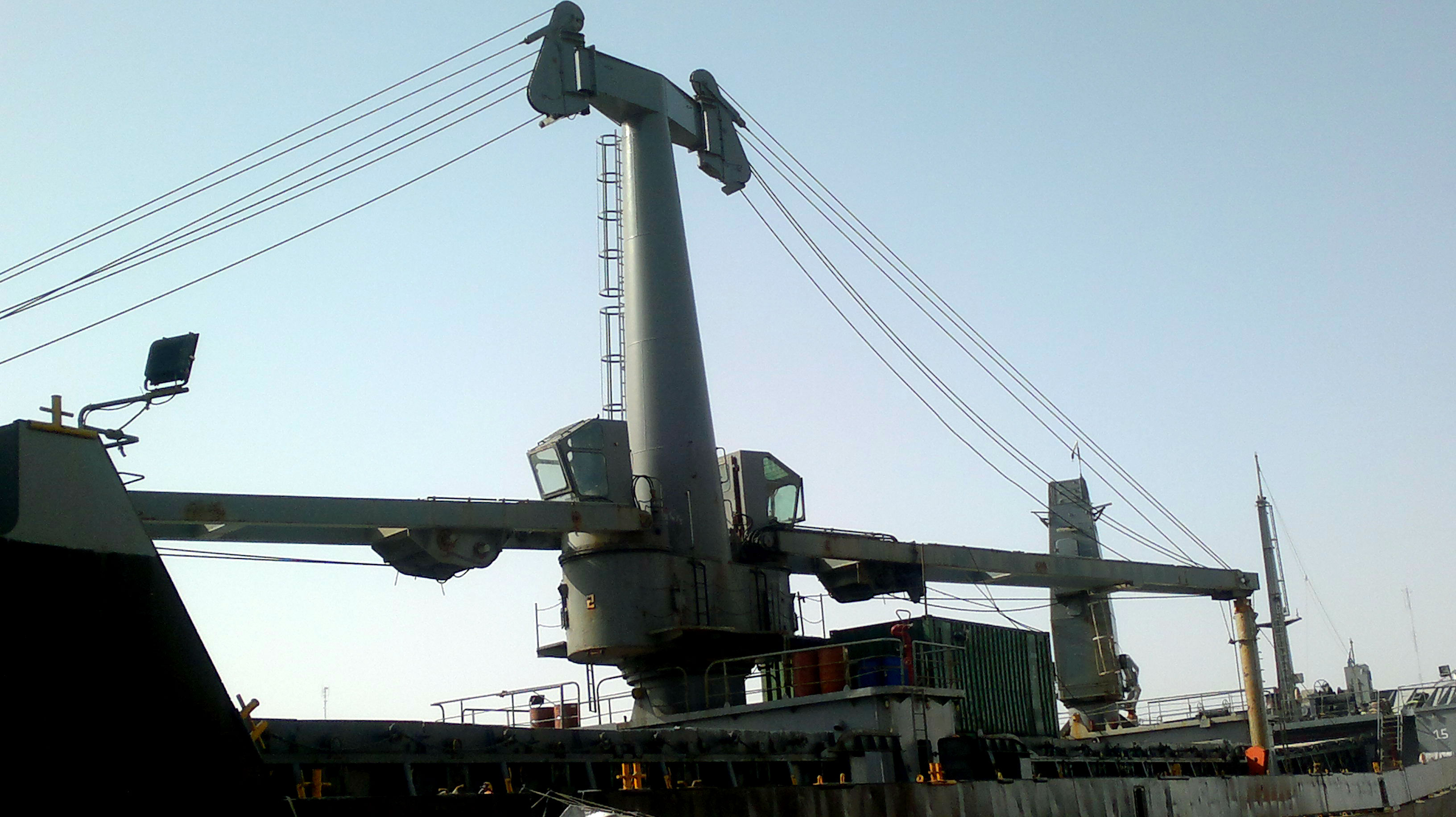 Detalle de mordiscones en brazo hidráulico