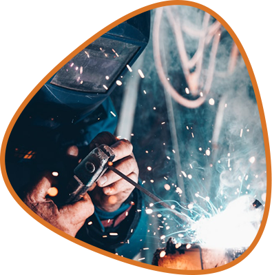 Equipo de SITE INGENIERÍA trabajando en taller